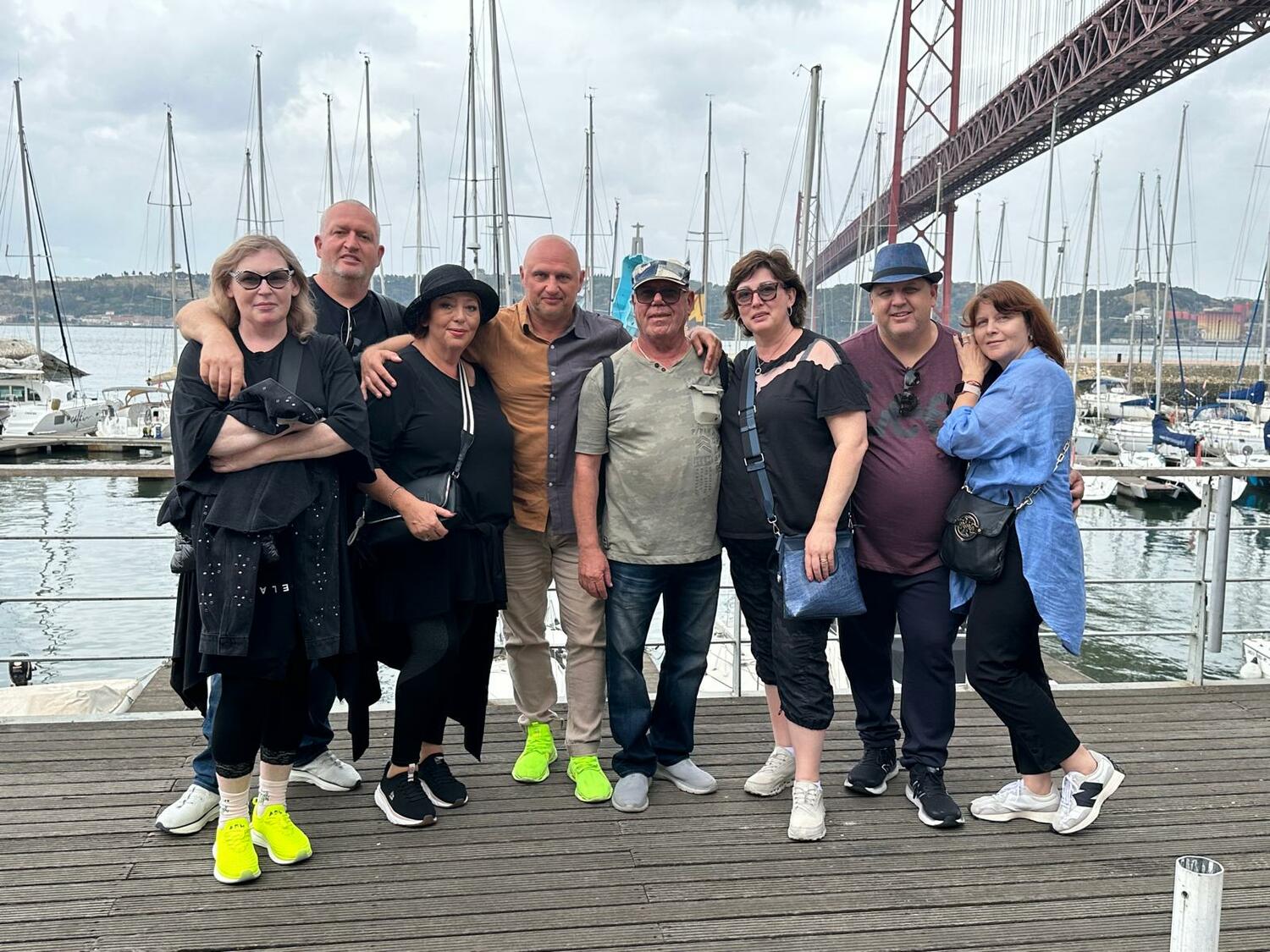 Рабочий момент путешествия Игорь Зорин с путешественниками во время маршрута по Португалии